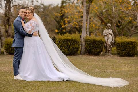 As melhores ideias e inspirações criativas de fotos de casamento registradas por fotógrafos profissionais de eventos da empresa Criativus Foto e Vídeo na Chácara na Granja Viana: Fotos protocolares dos noivos'