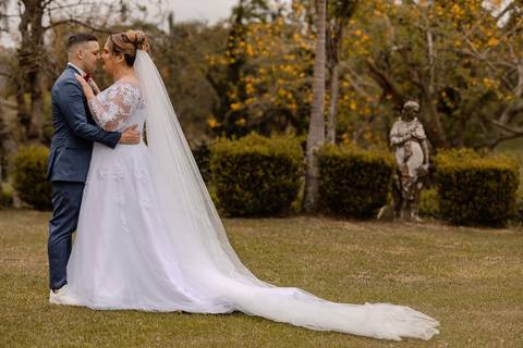 As melhores ideias e inspirações criativas de fotos de casamento registradas por fotógrafos profissionais de eventos da empresa Criativus Foto e Vídeo na Chácara na Granja Viana: Fotos protocolares dos noivos'