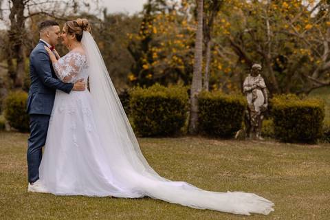 As melhores ideias e inspirações criativas de fotos de casamento registradas por fotógrafos profissionais de eventos da empresa Criativus Foto e Vídeo na Chácara na Granja Viana: Fotos protocolares dos noivos'