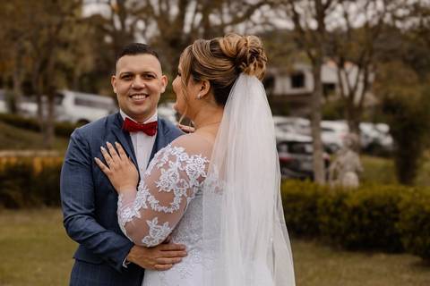 As melhores ideias e inspirações criativas de fotos de casamento registradas por fotógrafos profissionais de eventos da empresa Criativus Foto e Vídeo na Chácara na Granja Viana: Fotos protocolares dos noivos'