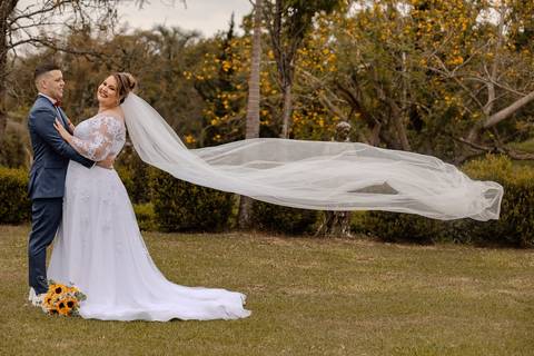 As melhores ideias e inspirações criativas de fotos de casamento registradas por fotógrafos profissionais de eventos da empresa Criativus Foto e Vídeo na Chácara na Granja Viana: Fotos protocolares dos noivos'