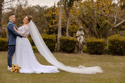 As melhores ideias e inspirações criativas de fotos de casamento registradas por fotógrafos profissionais de eventos da empresa Criativus Foto e Vídeo na Chácara na Granja Viana: Fotos protocolares dos noivos'