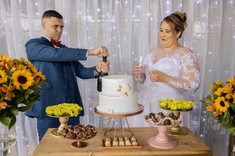 As melhores ideias e inspirações criativas de fotos de casamento registradas por fotógrafos profissionais de eventos da empresa Criativus Foto e Vídeo na Chácara na Granja Viana: Fotos dos noivos na mesa do bolo'