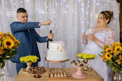 As melhores ideias e inspirações criativas de fotos de casamento registradas por fotógrafos profissionais de eventos da empresa Criativus Foto e Vídeo na Chácara na Granja Viana: Fotos dos noivos na mesa do bolo'