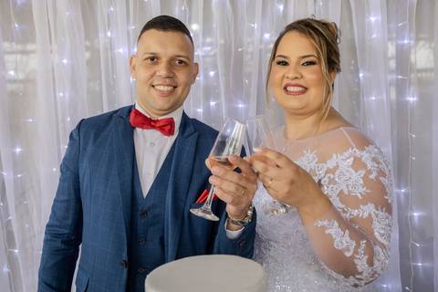 As melhores ideias e inspirações criativas de fotos de casamento registradas por fotógrafos profissionais de eventos da empresa Criativus Foto e Vídeo na Chácara na Granja Viana: Fotos do brinde dos noivos'