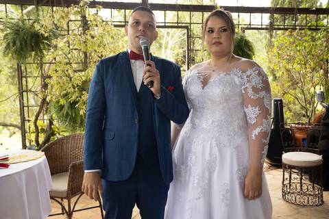 As melhores ideias e inspirações criativas de fotos de casamento registradas por fotógrafos profissionais de eventos da empresa Criativus Foto e Vídeo na Chácara na Granja Viana: Fotos dos noivos na recepção'