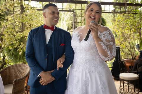 As melhores ideias e inspirações criativas de fotos de casamento registradas por fotógrafos profissionais de eventos da empresa Criativus Foto e Vídeo na Chácara na Granja Viana: Fotos dos noivos na recepção'