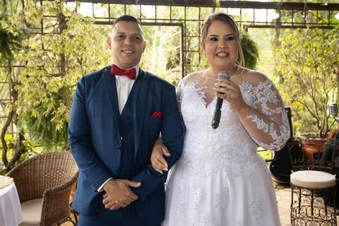 As melhores ideias e inspirações criativas de fotos de casamento registradas por fotógrafos profissionais de eventos da empresa Criativus Foto e Vídeo na Chácara na Granja Viana: Fotos dos noivos na recepção'