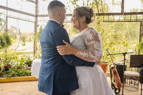 As melhores ideias e inspirações criativas de fotos de casamento registradas por fotógrafos profissionais de eventos da empresa Criativus Foto e Vídeo na Chácara na Granja Viana: Fotos dos noivos na recepção'