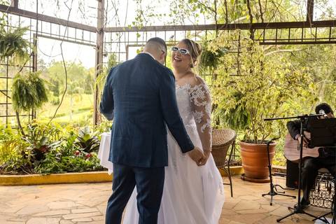 As melhores ideias e inspirações criativas de fotos de casamento registradas por fotógrafos profissionais de eventos da empresa Criativus Foto e Vídeo na Chácara na Granja Viana: Fotos dos noivos na recepção'