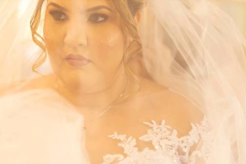 As melhores ideias e inspirações criativas de fotos de casamento registradas por fotógrafos profissionais de eventos da empresa Criativus Foto e Vídeo na Chácara na Granja Viana: fotos do making of da noiva'