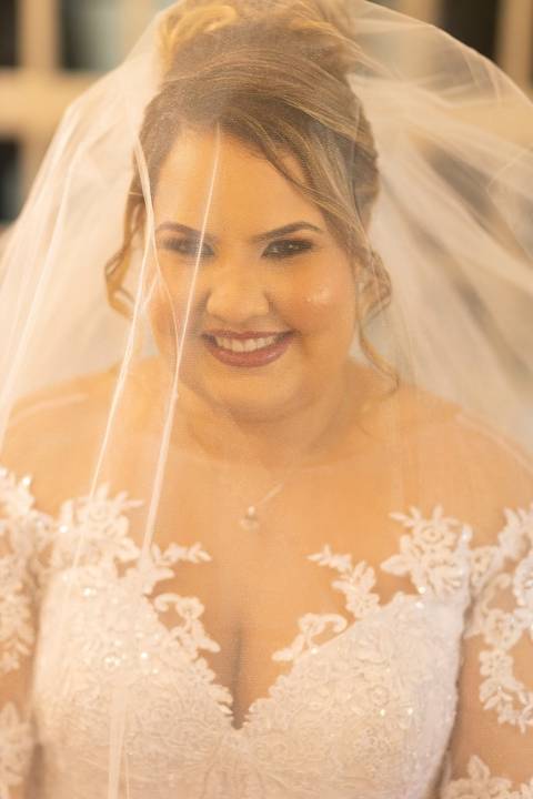 As melhores ideias e inspirações criativas de fotos de casamento registradas por fotógrafos profissionais de eventos da empresa Criativus Foto e Vídeo na Chácara na Granja Viana: fotos do making of da noiva'