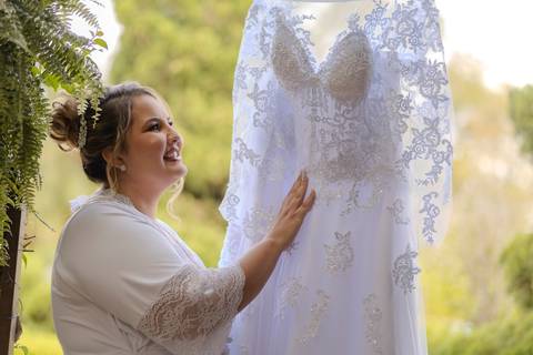 As melhores ideias e inspirações criativas de fotos de casamento registradas por fotógrafos profissionais de eventos da empresa Criativus Foto e Vídeo na Chácara na Granja Viana: fotos do making of da noiva'