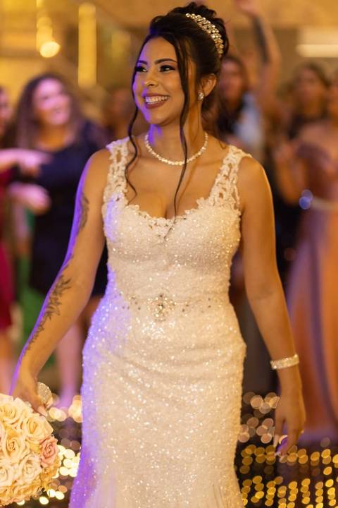 As melhores ideias e inspirações criativas de fotos de casamento registradas por fotógrafos profissionais de eventos da empresa Criativus Foto e Vídeo no Espaço Mariana Rui Barbosa: Fotos da noiva jogando o buquê'