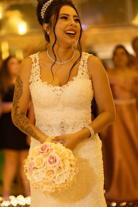 As melhores ideias e inspirações criativas de fotos de casamento registradas por fotógrafos profissionais de eventos da empresa Criativus Foto e Vídeo no Espaço Mariana Rui Barbosa: Fotos da noiva jogando o buquê'