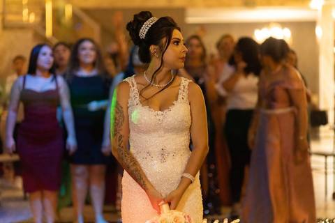 As melhores ideias e inspirações criativas de fotos de casamento registradas por fotógrafos profissionais de eventos da empresa Criativus Foto e Vídeo no Espaço Mariana Rui Barbosa: Fotos da noiva jogando o buquê'