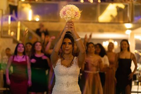 As melhores ideias e inspirações criativas de fotos de casamento registradas por fotógrafos profissionais de eventos da empresa Criativus Foto e Vídeo no Espaço Mariana Rui Barbosa: Fotos da noiva jogando o buquê'