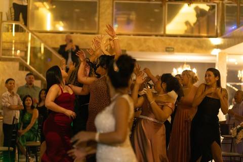 As melhores ideias e inspirações criativas de fotos de casamento registradas por fotógrafos profissionais de eventos da empresa Criativus Foto e Vídeo no Espaço Mariana Rui Barbosa: Fotos da noiva jogando o buquê'