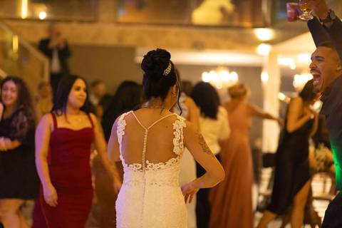 As melhores ideias e inspirações criativas de fotos de casamento registradas por fotógrafos profissionais de eventos da empresa Criativus Foto e Vídeo no Espaço Mariana Rui Barbosa: Fotos da noiva jogando o buquê'