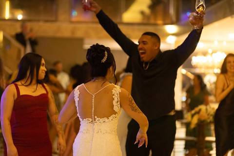 As melhores ideias e inspirações criativas de fotos de casamento registradas por fotógrafos profissionais de eventos da empresa Criativus Foto e Vídeo no Espaço Mariana Rui Barbosa: Fotos da noiva jogando o buquê'