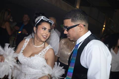 As melhores ideias e inspirações criativas de fotos de casamento registradas por fotógrafos profissionais de eventos da empresa Criativus Foto e Vídeo no Espaço Mariana Rui Barbosa: Fotos dos noivos na festa'