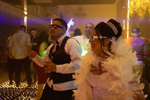 As melhores ideias e inspirações criativas de fotos de casamento registradas por fotógrafos profissionais de eventos da empresa Criativus Foto e Vídeo no Espaço Mariana Rui Barbosa: Fotos dos noivos na festa'