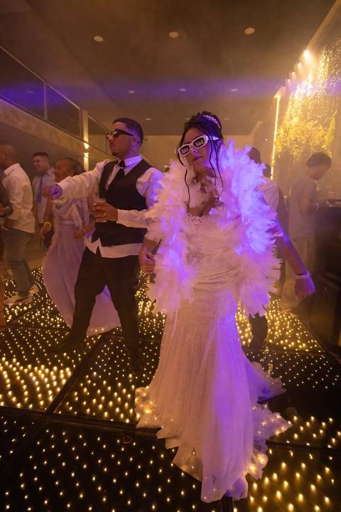 As melhores ideias e inspirações criativas de fotos de casamento registradas por fotógrafos profissionais de eventos da empresa Criativus Foto e Vídeo no Espaço Mariana Rui Barbosa: Fotos dos noivos na festa'