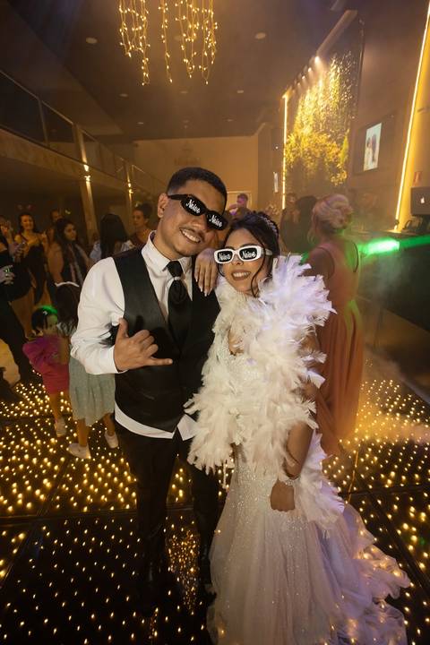 As melhores ideias e inspirações criativas de fotos de casamento registradas por fotógrafos profissionais de eventos da empresa Criativus Foto e Vídeo no Espaço Mariana Rui Barbosa: Fotos dos noivos na festa'