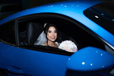 As melhores ideias e inspirações criativas de fotos de casamento registradas por fotógrafos profissionais de eventos da empresa Criativus Foto e Vídeo no Espaço Mariana Rui Barbosa: Fotos da noiva no carro'