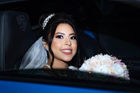 As melhores ideias e inspirações criativas de fotos de casamento registradas por fotógrafos profissionais de eventos da empresa Criativus Foto e Vídeo no Espaço Mariana Rui Barbosa: Fotos da noiva no carro'