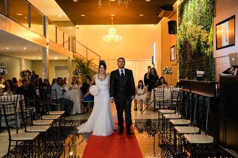 As melhores ideias e inspirações criativas de fotos de casamento registradas por fotógrafos profissionais de eventos da empresa Criativus Foto e Vídeo no Espaço Mariana Rui Barbosa: Fotos dos noivos saindo da cerimônia'