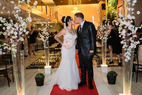 As melhores ideias e inspirações criativas de fotos de casamento registradas por fotógrafos profissionais de eventos da empresa Criativus Foto e Vídeo no Espaço Mariana Rui Barbosa: Fotos dos noivos saindo da cerimônia'