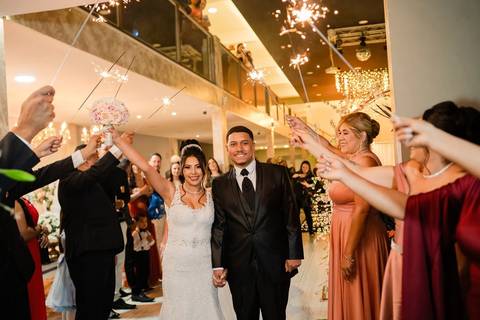 As melhores ideias e inspirações criativas de fotos de casamento registradas por fotógrafos profissionais de eventos da empresa Criativus Foto e Vídeo no Espaço Mariana Rui Barbosa: Fotos dos noivos saindo da cerimônia'