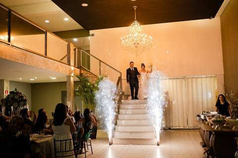 As melhores ideias e inspirações criativas de fotos de casamento registradas por fotógrafos profissionais de eventos da empresa Criativus Foto e Vídeo no Espaço Mariana Rui Barbosa: Fotos dos noivos entrando na recepção'