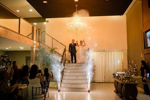 As melhores ideias e inspirações criativas de fotos de casamento registradas por fotógrafos profissionais de eventos da empresa Criativus Foto e Vídeo no Espaço Mariana Rui Barbosa: Fotos dos noivos entrando na recepção'