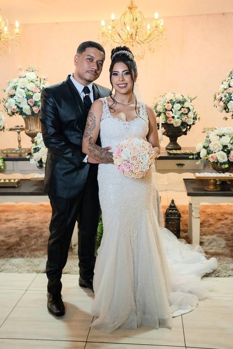 As melhores ideias e inspirações criativas de fotos de casamento registradas por fotógrafos profissionais de eventos da empresa Criativus Foto e Vídeo no Espaço Mariana Rui Barbosa: Fotos protocolares dos noivos na mesa do bolo'