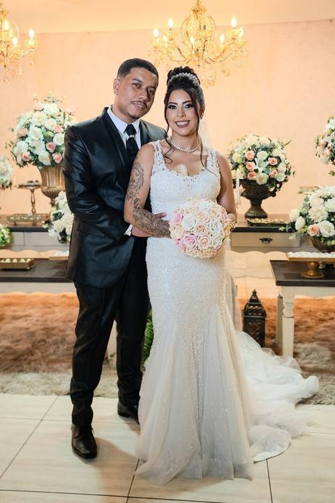 As melhores ideias e inspirações criativas de fotos de casamento registradas por fotógrafos profissionais de eventos da empresa Criativus Foto e Vídeo no Espaço Mariana Rui Barbosa: Fotos protocolares dos noivos na mesa do bolo'