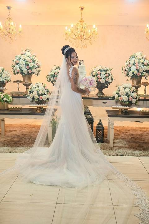 As melhores ideias e inspirações criativas de fotos de casamento registradas por fotógrafos profissionais de eventos da empresa Criativus Foto e Vídeo no Espaço Mariana Rui Barbosa: Fotos protocolares dos noivos na mesa do bolo'