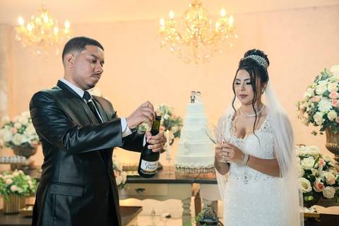 As melhores ideias e inspirações criativas de fotos de casamento registradas por fotógrafos profissionais de eventos da empresa Criativus Foto e Vídeo no Espaço Mariana Rui Barbosa: Fotos protocolares dos noivos na mesa do bolo'