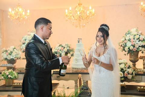 As melhores ideias e inspirações criativas de fotos de casamento registradas por fotógrafos profissionais de eventos da empresa Criativus Foto e Vídeo no Espaço Mariana Rui Barbosa: Fotos protocolares dos noivos na mesa do bolo'