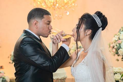 As melhores ideias e inspirações criativas de fotos de casamento registradas por fotógrafos profissionais de eventos da empresa Criativus Foto e Vídeo no Espaço Mariana Rui Barbosa: Fotos protocolares dos noivos na mesa do bolo'