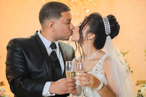 As melhores ideias e inspirações criativas de fotos de casamento registradas por fotógrafos profissionais de eventos da empresa Criativus Foto e Vídeo no Espaço Mariana Rui Barbosa: Fotos protocolares dos noivos na mesa do bolo'