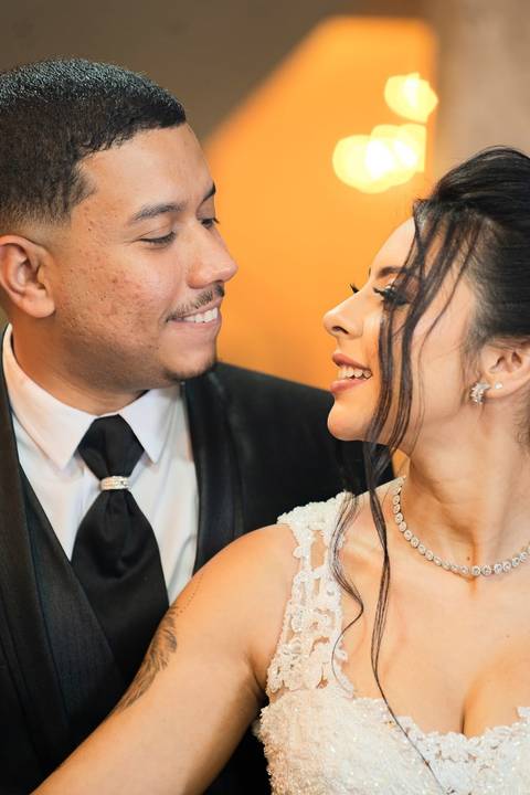 As melhores ideias e inspirações criativas de fotos de casamento registradas por fotógrafos profissionais de eventos da empresa Criativus Foto e Vídeo no Espaço Mariana Rui Barbosa: Fotos protocolares dos noivos na mesa do bolo'