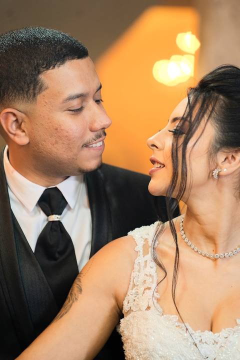 As melhores ideias e inspirações criativas de fotos de casamento registradas por fotógrafos profissionais de eventos da empresa Criativus Foto e Vídeo no Espaço Mariana Rui Barbosa: Fotos protocolares dos noivos na mesa do bolo'