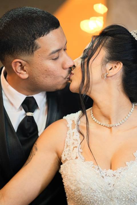 As melhores ideias e inspirações criativas de fotos de casamento registradas por fotógrafos profissionais de eventos da empresa Criativus Foto e Vídeo no Espaço Mariana Rui Barbosa: Fotos protocolares dos noivos na mesa do bolo'