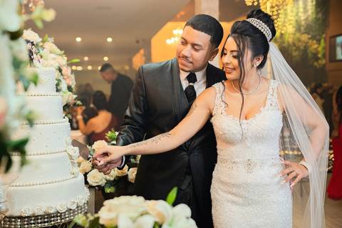 As melhores ideias e inspirações criativas de fotos de casamento registradas por fotógrafos profissionais de eventos da empresa Criativus Foto e Vídeo no Espaço Mariana Rui Barbosa: Fotos protocolares dos noivos na mesa do bolo'