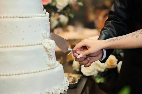 As melhores ideias e inspirações criativas de fotos de casamento registradas por fotógrafos profissionais de eventos da empresa Criativus Foto e Vídeo no Espaço Mariana Rui Barbosa: Fotos protocolares dos noivos na mesa do bolo'