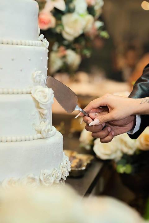 As melhores ideias e inspirações criativas de fotos de casamento registradas por fotógrafos profissionais de eventos da empresa Criativus Foto e Vídeo no Espaço Mariana Rui Barbosa: Fotos protocolares dos noivos na mesa do bolo'