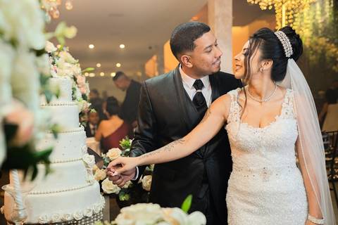 As melhores ideias e inspirações criativas de fotos de casamento registradas por fotógrafos profissionais de eventos da empresa Criativus Foto e Vídeo no Espaço Mariana Rui Barbosa: Fotos protocolares dos noivos na mesa do bolo'