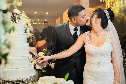 As melhores ideias e inspirações criativas de fotos de casamento registradas por fotógrafos profissionais de eventos da empresa Criativus Foto e Vídeo no Espaço Mariana Rui Barbosa: Fotos protocolares dos noivos na mesa do bolo'